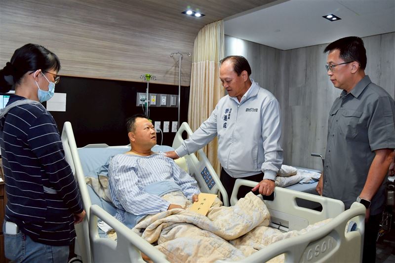 行政院政務委季連成今（9）日到醫院探視彰化縣警察局溪湖分局埔鹽分駐所所長陳國銘。（圖／行政院提供）
