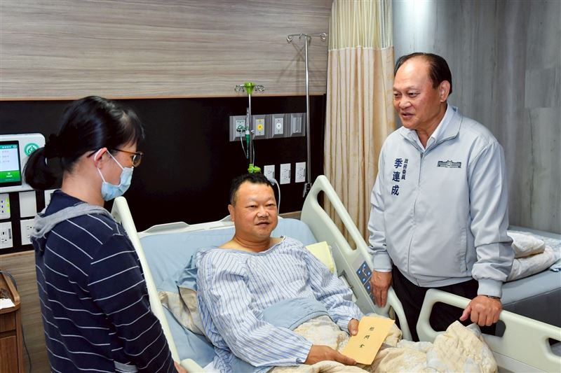 行政院政務委季連成今（9）日到醫院探視彰化縣警察局溪湖分局埔鹽分駐所所長陳國銘。（圖／行政院提供）