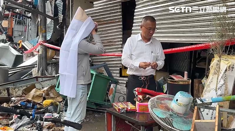 新竹市一家便當店氣爆，導致隔壁麵包店夫妻喪命，死者兒女重返傷心地招魂。（圖／記者羅欣怡攝影）
