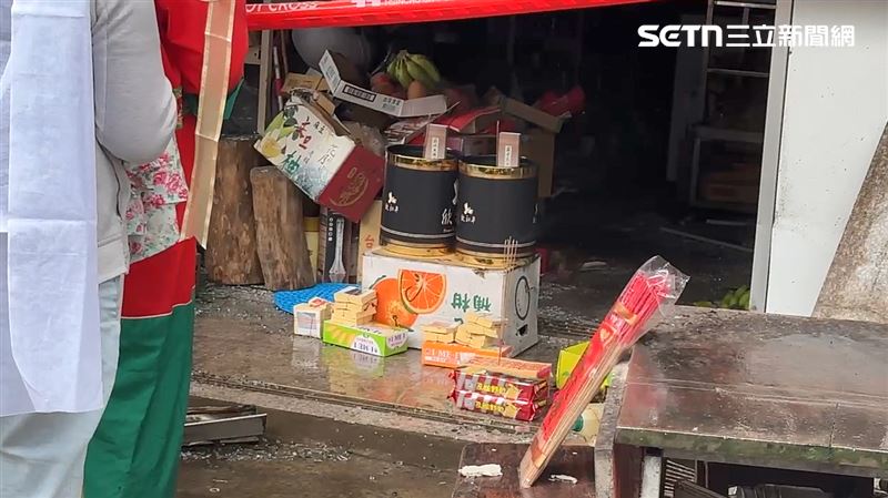 死者女兒手中緊握媽媽衣物進行招魂，現場擲筊一次就獲允杯。（圖／記者羅欣怡攝影）
