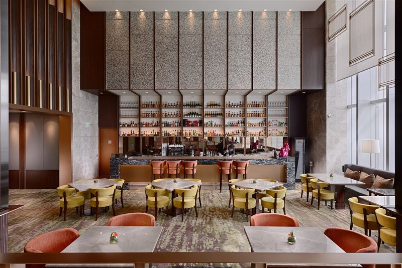 台北六福萬怡酒店大廳酒吧The Lounge自6/11起至7/19賽事期間推出限定餐飲優惠。（圖／飯店旅宿業者提供）