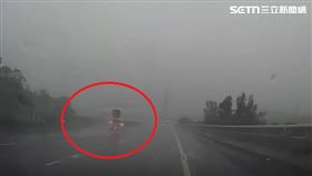 國道奪命飛輪從天降　車頂砸出大洞1命危(圖/翻攝畫面)