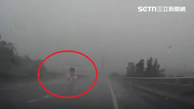 國道奪命飛輪從天降 車頂砸出大洞1命危