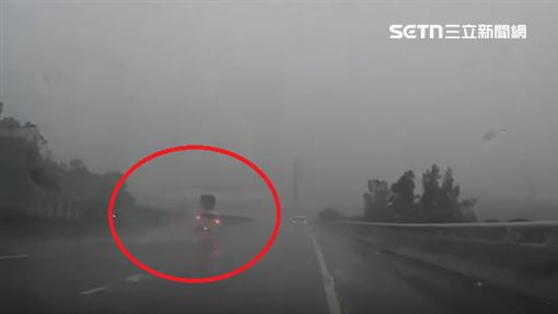 國道奪命飛輪從天降　車頂砸出大洞1命危