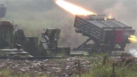 「重砲射擊暨新式武器換裝驗證」射擊訓練，雷霆2000多管火箭系統震撼開砲（圖／翻攝畫面）