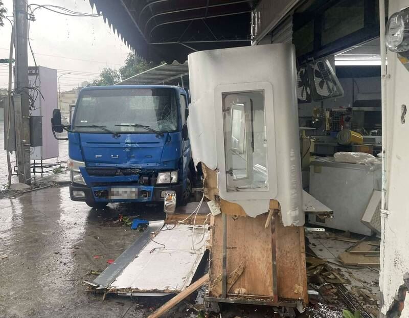 貨車疑似天雨路滑，突然失控甩尾衝撞店家。（圖／翻攝畫面）