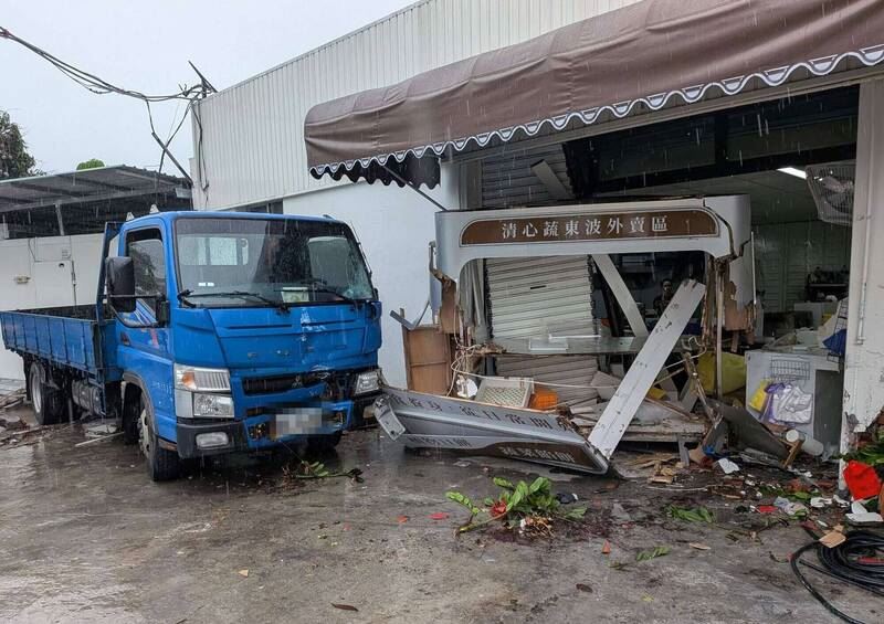 貨車失控甩尾衝撞進一旁的蔬食店。（圖／翻攝畫面）