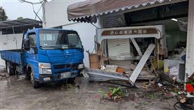 天雨路滑釀災！彰化小貨車「打滑甩尾」爆衝撞蔬食店　50萬裝潢全毀了（圖／翻攝畫面）