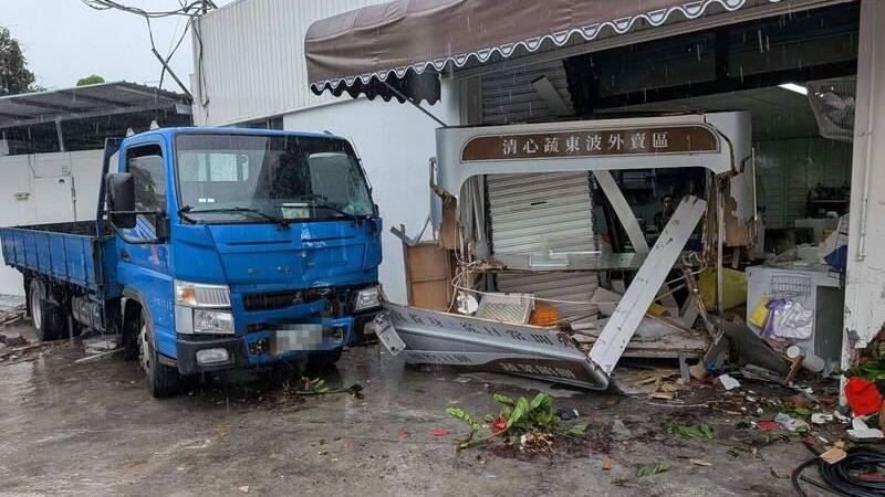 天雨路滑!彰化貨車「打滑甩尾」撞爛店面