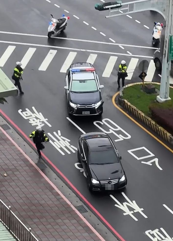 板橋賓士車毒駕拒檢衝撞員警,員警連開8槍制止。(圖/翻攝自Threads @y_nov_29_sgr)