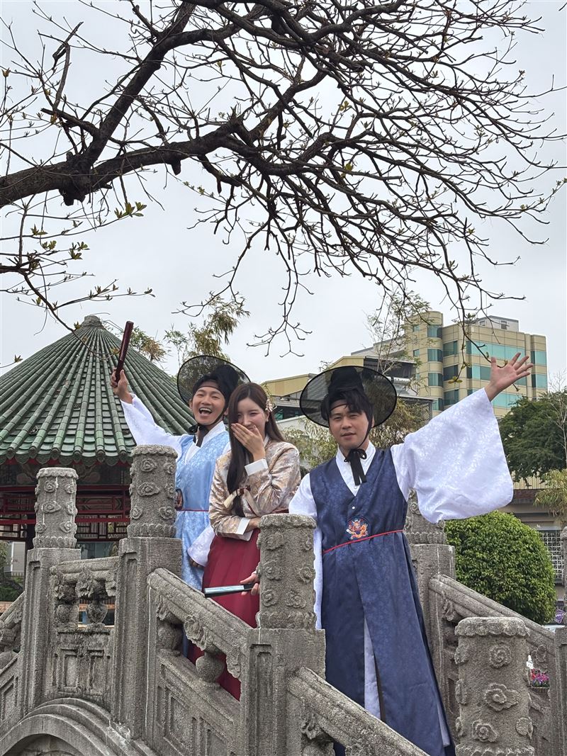 黃迪揚和蔡昌憲一起主持全新旅遊節目《世界的形狀》,第一集來賓請來韓國啦啦隊女神南珉貞。(圖/三立提供)