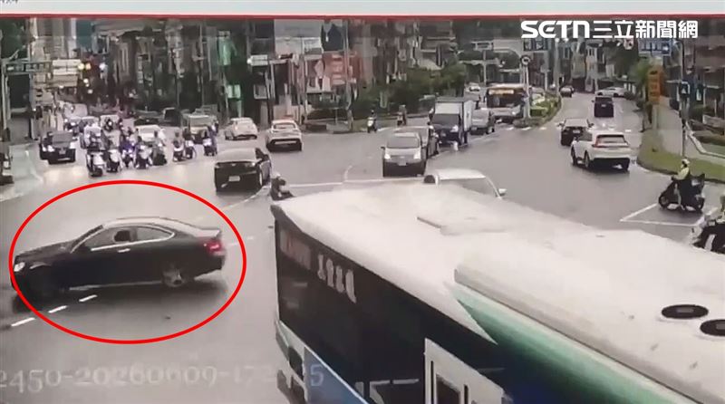 賓士車毒駕在板橋市區狂飆,員警當街連開8槍制止。(圖/翻攝畫面)