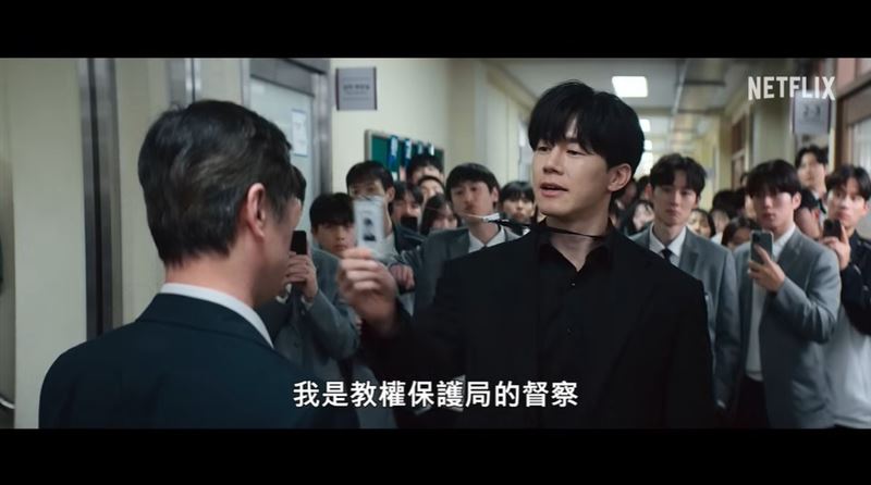 從《鐵拳教育》看台灣校園危機,這10大金句說出大家不敢面對的真相。(圖/翻攝自《鐵拳教育》正式預告、正式前導預告)