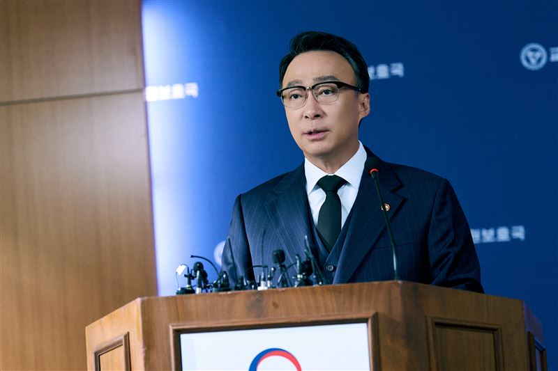 《鐵拳教育》劇中總共8場記者會畫面。(圖/netflix提供)