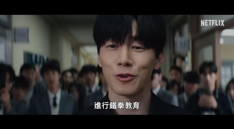 從《鐵拳教育》看台灣校園危機,這10大金句說出大家不敢面對的真相。(圖/netflix提供、翻攝自《鐵拳教育》正式預告、正式前導預告)