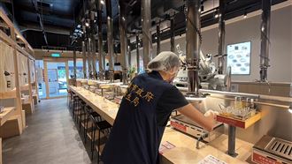 烤盤驚見不明泡沫！高雄燒烤店遭稽查