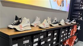Converse特價299元。（圖／翻攝自Mitsui Outlet Park 台南）