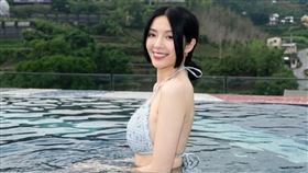 嘉義市東區議員顏翎熹（Molly）分享比基尼的泳裝辣照，並大力推廣嘉義市政府最高10萬元的防水閘門補助。（圖／翻攝自顏翎熹臉書）