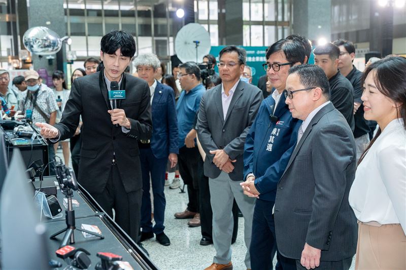 擷發科技(7796)正式進駐高雄棧叁庫設立研發中心,強攻 AI 車載與 Edge AI 軟硬整合市場。憑藉自主開發的 AIVO 平台,鎖定高雄港區物流、製造業及演唱會安防需求。這不僅是企業搶攻車廠訂單後的關鍵擴張,更將扮演推動在地八千多家製造商升級的 AI 引擎,後市營收動能備受看好。(圖/擷發科技提供)