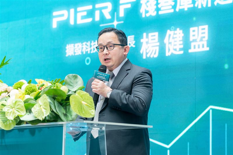擷發科技(7796)正式進駐高雄棧叁庫設立研發中心,強攻 AI 車載與 Edge AI 軟硬整合市場。憑藉自主開發的 AIVO 平台,鎖定高雄港區物流、製造業及演唱會安防需求。這不僅是企業搶攻車廠訂單後的關鍵擴張,更將扮演推動在地八千多家製造商升級的 AI 引擎,後市營收動能備受看好。(圖/擷發科技提供)