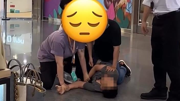 新/苗栗男衝百貨鬧事!咬櫃員遭強制送醫