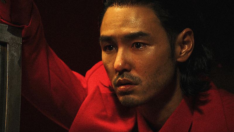 阮經天化身紅衣綁架犯。(圖/Netflix提供)