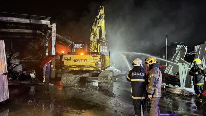 警消出動25車55人前往救援，到場時已全面燃燒。（圖／翻攝畫面）
