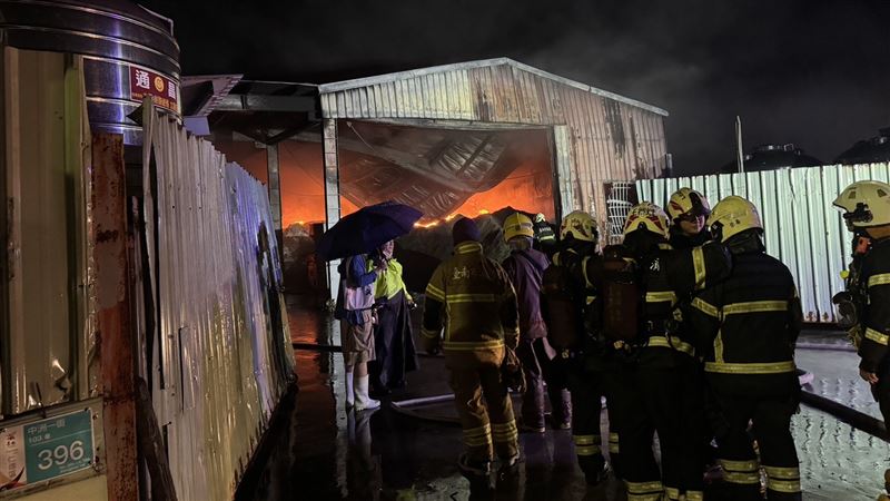 台南市仁德區中洲一街巷內昨天（9日）深夜驚傳工廠火警。（圖／翻攝畫面）
