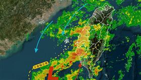 原先位於廣東海域的低壓系統，目前已來到臺灣西南方海域。（圖／翻攝自台灣颱風論壇｜天氣特急臉書）