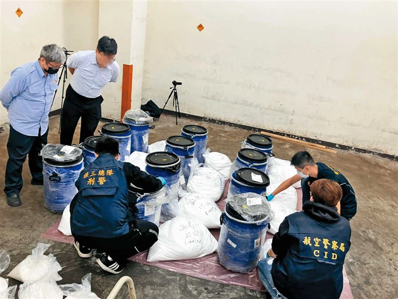 去年6月，以竹聯幫明仁會何姓男子為首的走私集團，遭檢警查獲引起國安單位注意。（圖／鏡週刊提供）