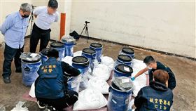 去年6月，以竹聯幫明仁會何姓男子為首的走私集團，遭檢警查獲引起國安單位注意。（圖／鏡週刊提供） 
