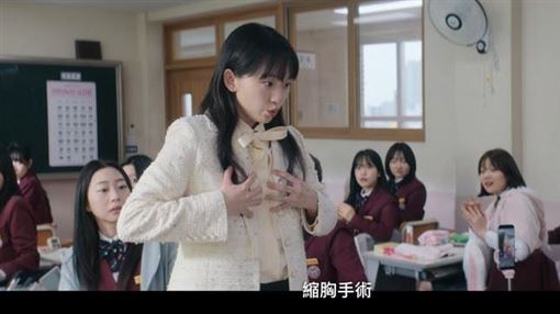 鐵拳教育爆紅　女督察縮胸手術掀厭女爭議