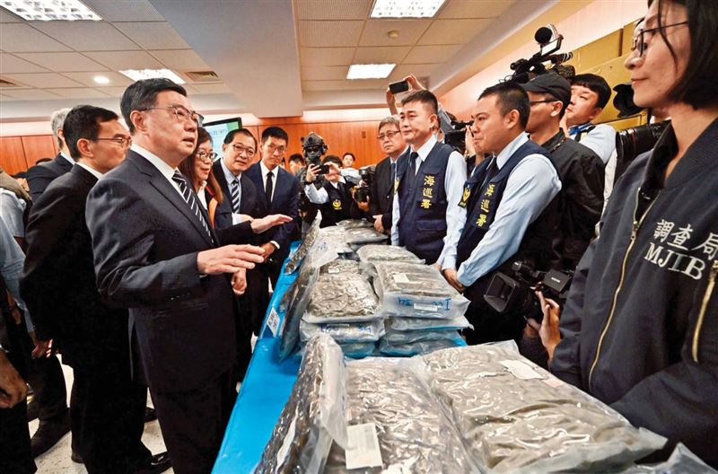 行政院長卓榮泰（左）公開宣示，政府將從源頭嚇阻，把依托咪酯由第二級毒品改列為第一級毒品，製造、運輸、販賣最高可處死刑。（行政院提供）