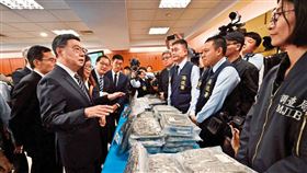 行政院長卓榮泰（左）公開宣示，政府將從源頭嚇阻，把依托咪酯由第二級毒品改列為第一級毒品，製造、運輸、販賣最高可處死刑。（行政院提供）
