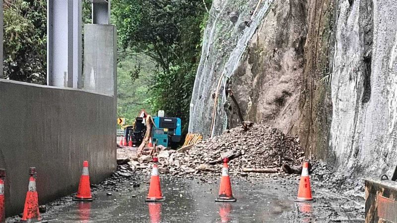 台東縣海端鄉台20線南部橫貫公路177K+700處利稻路段，今天（9日）清晨發生邊坡坍方。（圖／公路局提供）
