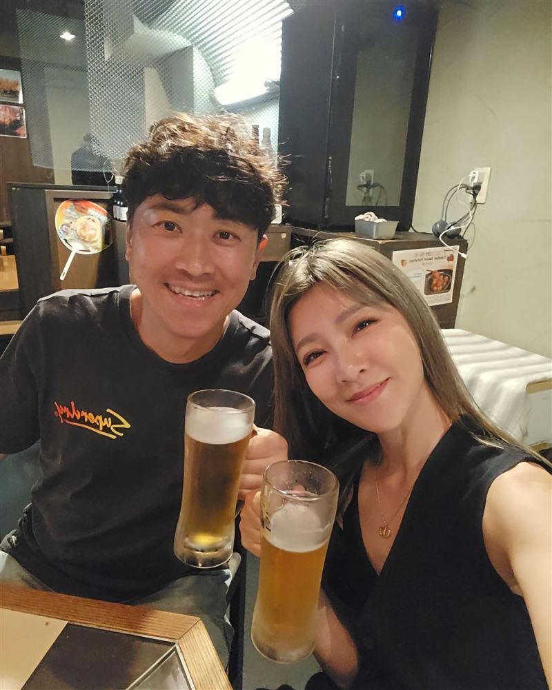 侯昌明跟曾雅蘭感情恩愛。(圖/翻攝自臉書)