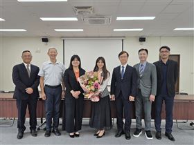 旭然4556決議配發每股0.6元現金股利，配息率達65%，並已連續11年配發率超過六成。圖右四為新任董事長何宜臻、圖右五為總經理何宜瑾。（圖／旭然）