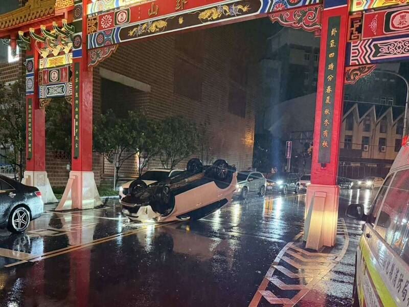 休旅車撞擊「八卦山牌樓」造成翻覆。(圖/翻攝畫面)