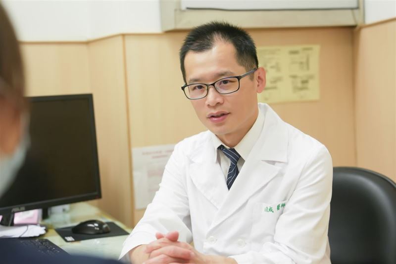 施秉成表示，「神經阻斷術」搭配超音波或X光影像導引定位，可於目標神經部位精準注射。（圖／台北慈濟醫院提供）