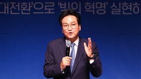 剛在6月地方選舉當選京畿道教育監的安敏錫，近日在社群平台發文透露自己正在追看《鐵拳教育》（圖／安敏錫臉書） 