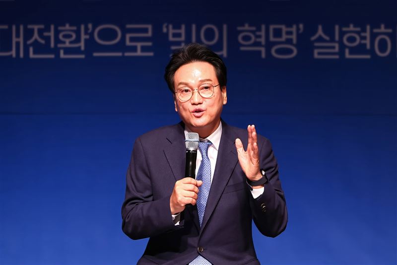 剛在6月地方選舉當選京畿道教育監的安敏錫,近日在社群平台發文透露自己正在追看《鐵拳教育》(圖/安敏錫臉書)