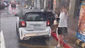 黃姓公車司機不滿被違停男子丟垃圾、扔菸蒂，憤而前往派出所提告。（圖／翻攝自Threads @tin_tin0419）
