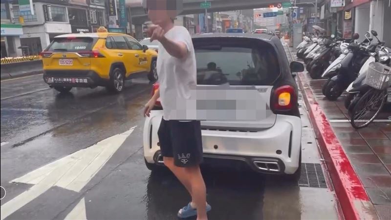 黃姓公車司機不滿被違停男子丟垃圾、扔菸蒂，憤而前往派出所提告。（圖／翻攝自Threads @tin_tin0419）