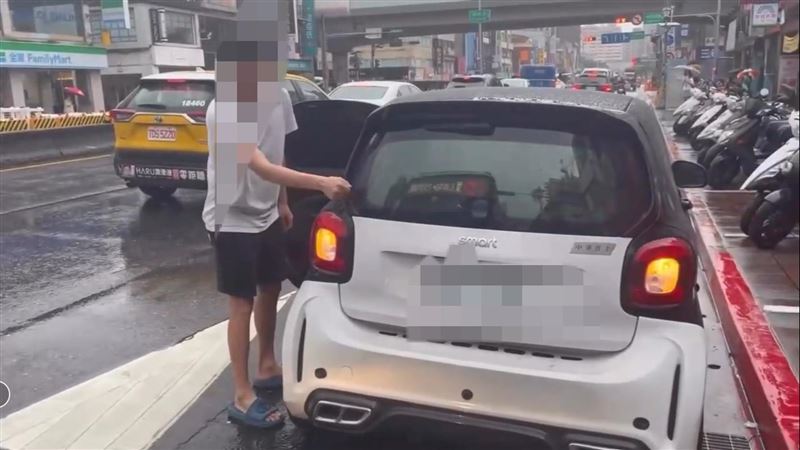 黃姓公車司機不滿被違停男子丟垃圾、扔菸蒂，憤而前往派出所提告。（圖／翻攝自Threads @tin_tin0419）