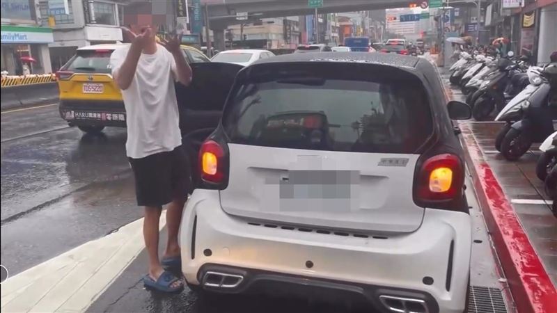 黃姓公車司機不滿被違停男子丟垃圾、扔菸蒂，憤而前往派出所提告。（圖／翻攝自Threads @tin_tin0419）