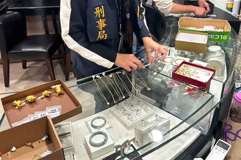 刑事局智慧財產權偵查大隊查獲全台16間銀樓，販售仿冒的精品金飾。(圖／翻攝畫面)