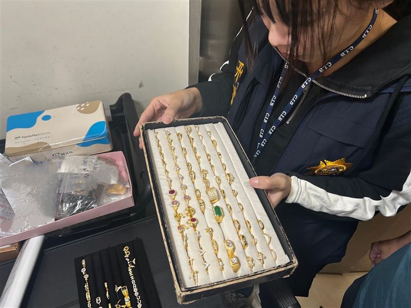 梵克雅寶五花手鍊正品市價60萬，銀樓販賣的仿冒品只賣10萬，價差很大。(圖／翻攝畫面)