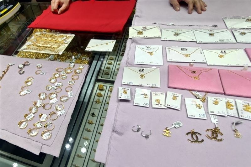 銀樓業者為刺激買氣，販賣仿冒精品外觀、LOGO的金飾。(圖／翻攝畫面)