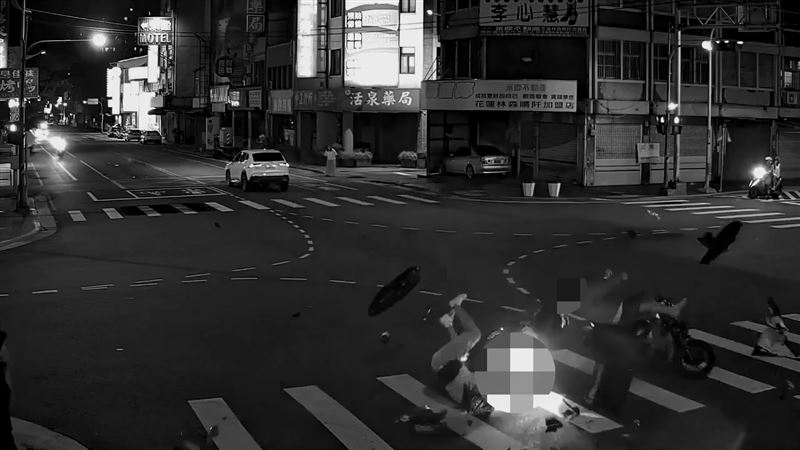 兩輛機車於中正路與中原路口發生猛烈對撞。（圖／翻攝畫面）