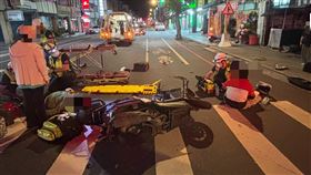 兩輛機車於中正路與中原路口發生猛烈對撞。（圖／翻攝畫面）